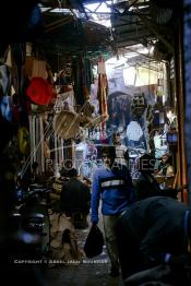 Image du Maroc Professionnelle de  Souk Ejald (Cuire) situé au bout du grand Souk Semmarine, sur cette allée artisanale où l’on retrouve principalement des artisans du cuire pour la fabrication des pouffes ou autres objet en cuire sac ceinture etc…, quelques marchands exposent et fabriquent d'autres produit artisanaux, le 15 Novembre 2005.  (Photo / Abdeljalil Bounhar)